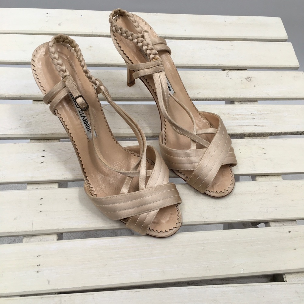 - ⬇️$225 Manolo Blahnik Heels 8 - Picture 2 of 16